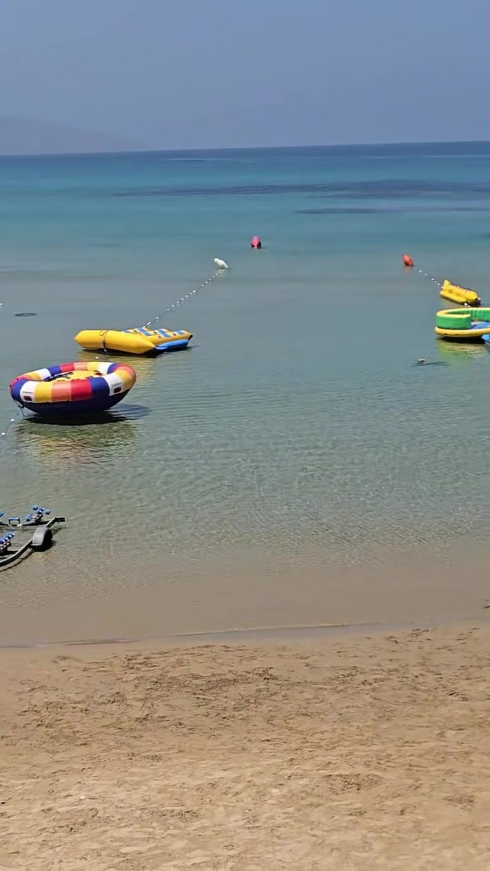 Équipements gonflables sur la plage, Corales Plage