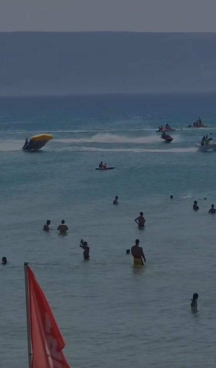 Jet skis sur la plage la nuit, Corales Plage