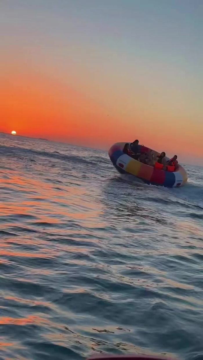 Bouée tractée au coucher de soleil, Corales Plage